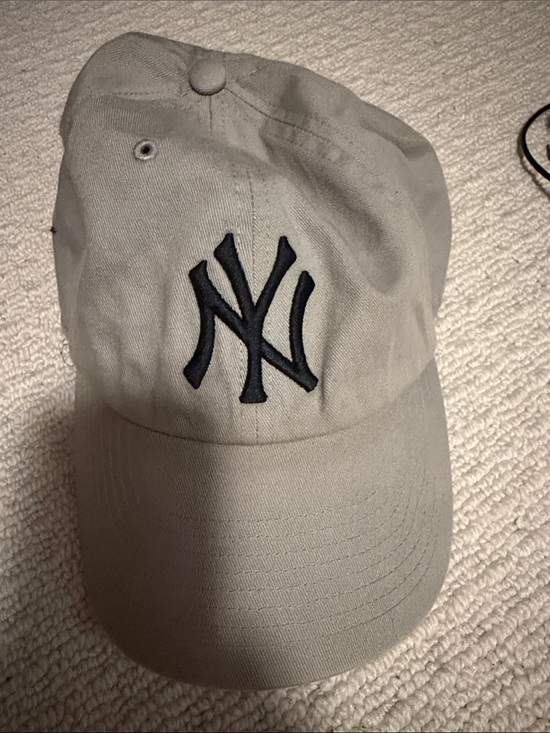 ‘47 Brand Accessories - New York Baseball Logo Women’s Cap in Light Gray